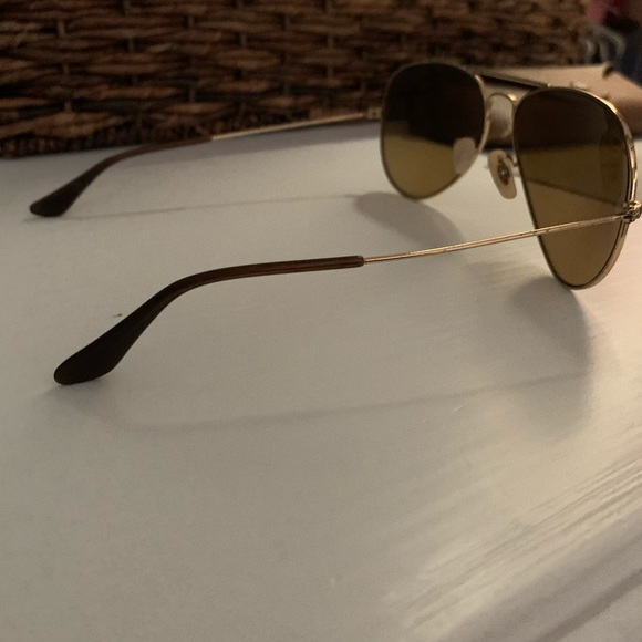 RayBan Aviator Classic Polarized Sunglasses - Picture 4 of 5